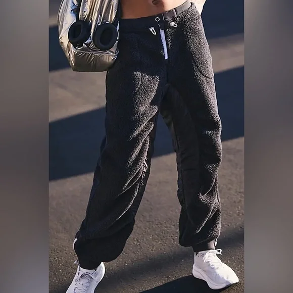 NWT FREE PEOPLE Sundown Fleece Jogger Pants - Black$168MSRP